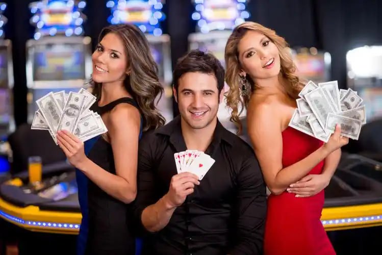 Dealer profesional bumi88 membagikan kartu di studio Casino Hold'em